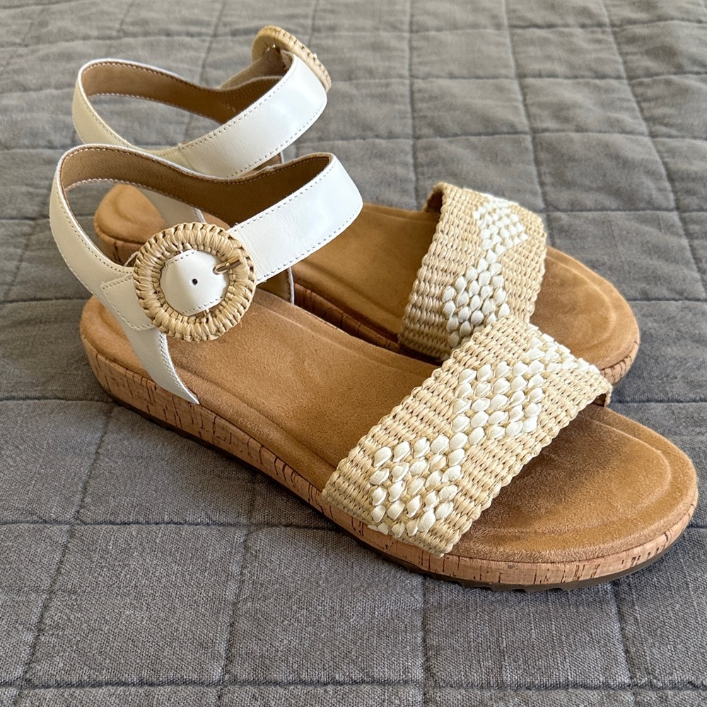Earth Women's Cream and Tan Sandals
